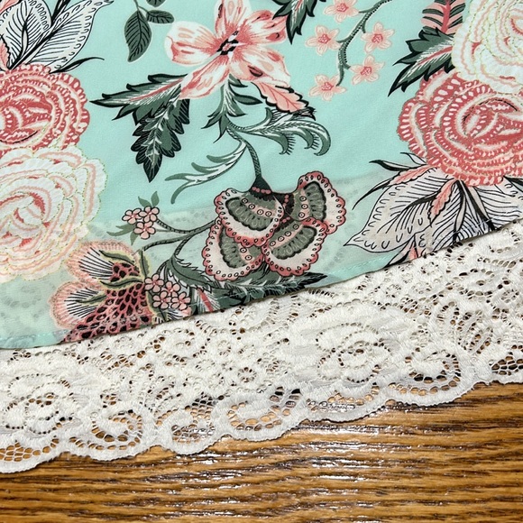Chenault floral sleeveless top with lace detail at hem. Size Medium. - Picture 3 of 11